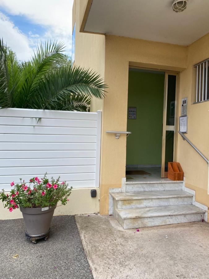 Chez Virginie : Appartement Lumineux Au Calme. Frejus Bagian luar foto