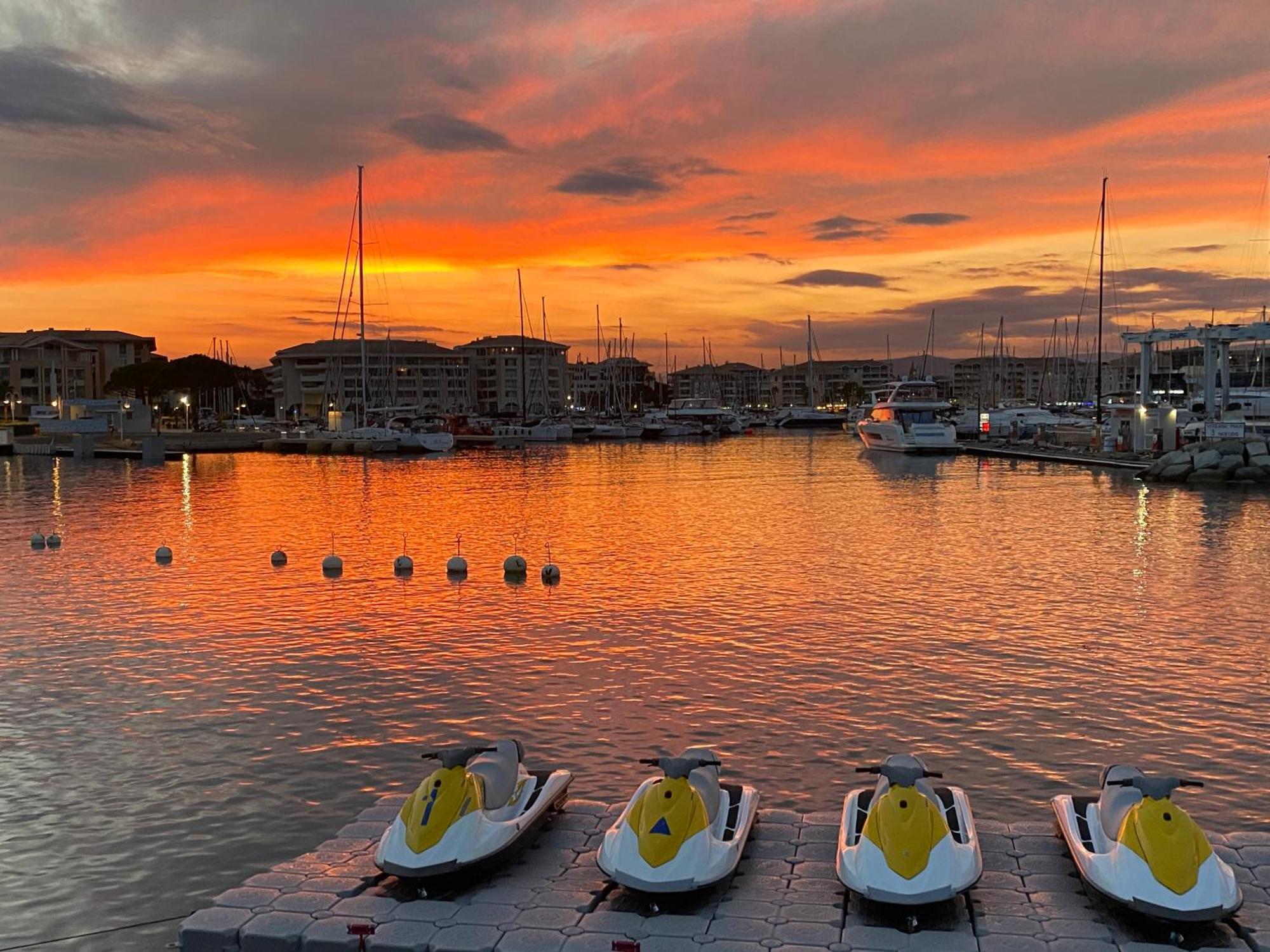 Chez Virginie : Appartement Lumineux Au Calme. Frejus Bagian luar foto