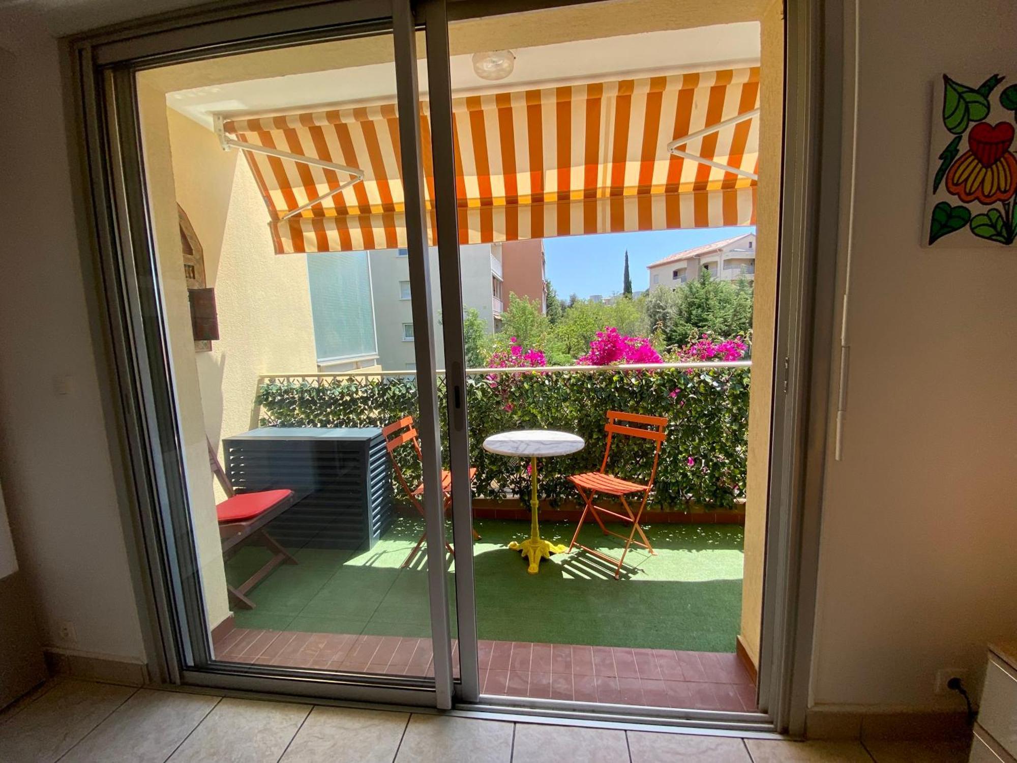 Chez Virginie : Appartement Lumineux Au Calme. Frejus Bagian luar foto